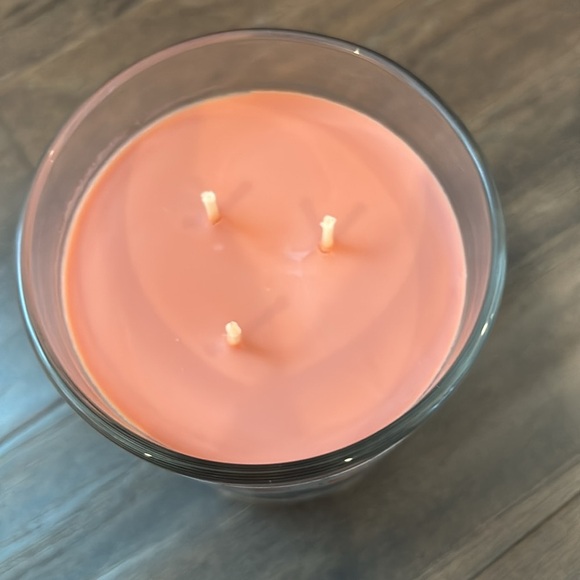 Hallmark Teakwood Fig candle, teak, fig and coriander 16 ounce 3 wick - Picture 3 of 4